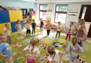 Zajęcia z jogi wśród dzieci młodszych.