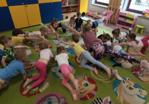 Dzieci młodsze podczas zajęć z jogi, pod czujnym okiem p. Katarzyny Stasiak.