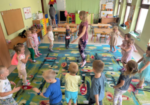 Joga dla maluszków, prowadzona przez p. Kasię.