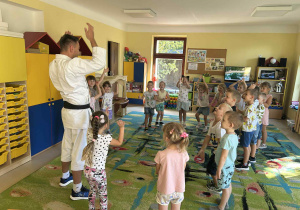 Zajęcia karate w grupie Motylków.