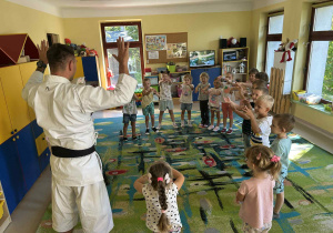 Zajęcia pokazowe z karate wśród dzieci z grupy "Motylków".