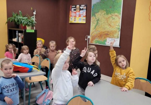 Dzieci z grupy "Wiewiórki" tworzą pociąg do emocji- zabawa ruchowa przy piosence "Jedzie pociąg z daleka".