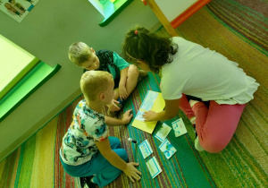 Współpracujemy w grupach, składając planszę edukacyjną w całość.