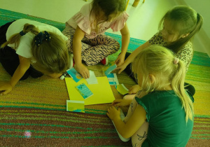 Współpracujemy w grupach, składając planszę edukacyjną w całość.