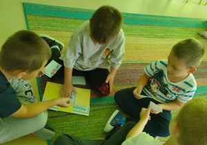 Współpracujemy w grupach, składając planszę edukacyjną w całość.