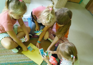 Współpracujemy w grupach, składając planszę edukacyjną w całość.