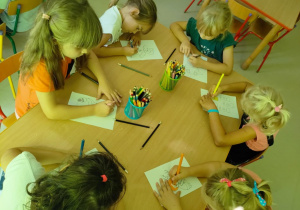 Siedząc przy stoliku, starannie kolorujemy szablony związane z tematyką Programu "Mamo, Tato, wolę wodę".