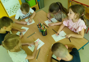 Siedząc przy stoliku, starannie kolorujemy szablony związane z tematyką Programu "Mamo, Tato, wolę wodę".
