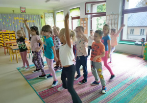 Ćwiczenia zumby, przy wykorzystaniu ekranu multimedialnego.
