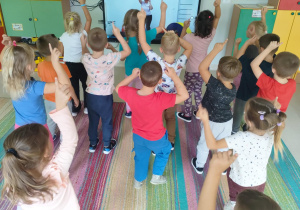 Ćwiczenia zumby, przy wykorzystaniu ekranu multimedialnego.