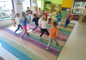Dzieci w trakcie zabawy ruchowej "Przybij piątkę!".