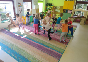 Dzieci w trakcie zabawy ruchowej "Przybij piątkę!".