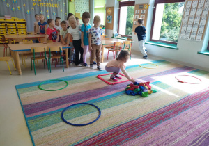 Dzieci w trakcie zabawy ruchowej "Rzuć kolor".