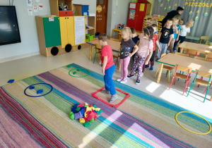 Dzieci w trakcie zabawy ruchowej "Rzuć kolor".