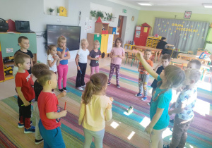 "Pszczółki" biorą udział w zabawie "Namaluj w powietrzu", przy wykorzystaniu kolorowych kredek.