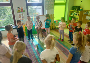 "Pszczółki" biorą udział w zabawie "Namaluj w powietrzu", przy wykorzystaniu kolorowych kredek.