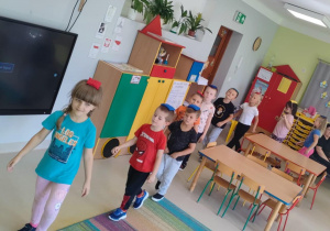 Zabawa ruchowa "Spacer" wśród dzieci z grupy "Pszczółek".