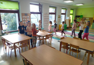 Zabawa ruchowa "Spacer" wśród dzieci z grupy "Pszczółek".