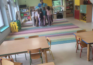 Dzieci z grupy "Pszczółki" biorą udział w zajęciach pokazowych organizowanych przez "Drużynę Kangura".