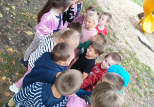 Dzieci z grupy "Pszczółek" bawią się w "Krowę".