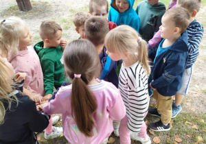 "Pszczółki" na przedszkolnym placu zabaw uczestniczą w zabawie ruchowej "Krowa".