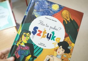 Książka "Kto to puka? Sztuka" autorstwa Katarzyny Vanevskiej wręczana dziecku w grupie "Pszczółek".
