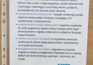 Plakat informacyjny o roli czytania dzieciom dla rodziców dzieci z grupy "Pszczółek".