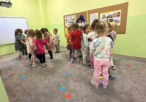 Zabawy ruchowe z wykorzystaniem wyciętych, kolorowych kropek u "Żabek".