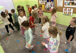 Zabawy ruchowe z wykorzystaniem wyciętych, kolorowych kropek u "Żabek".