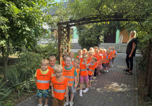 Dzieci z grupy "Wiewiórki" przed wyjściem poza teren przedszkola.