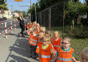 Dzieci obserwują ruch uliczny.