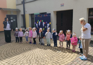 Dzieci z najmłodszej grupy "Jeżyków" prezentują piosenkę "Idzie jeż".