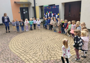 Dzieci z grupy "Wiewiórek" prezentują piosenkę "Tańcząca wiewióreczka".