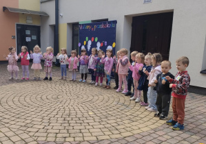 Dzieci z grupy "Żabek" prezentują piosenkę "Jam jest Żabka".