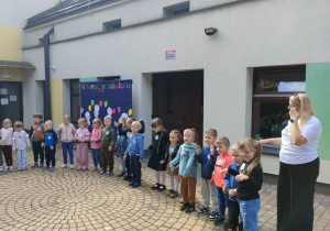 Dzieci z grupy "Motylków" prezentują piosenkę "Leci motyl, leci".