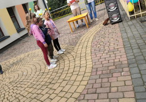 Troje, najstarszych dzieci recytuje wiersz pt. "Nasze przedszkole" na pikniku rodzinnym.