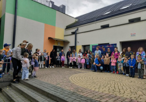 Wspólna zabawa całej społeczności przedszkolnej do piosenki "Dzień Przedszkolaka".