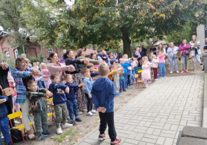 Rodzice oraz dzieci podczas pokazu magika - p. Dawida.