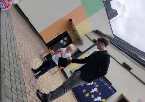 Pokaz magika - p. Dawida z pomocą chętnego dziecka z naszej placówki.