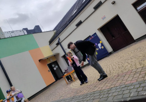 Pokaz magika - p. Dawida z pomocą chętnego dziecka z naszej placówki.