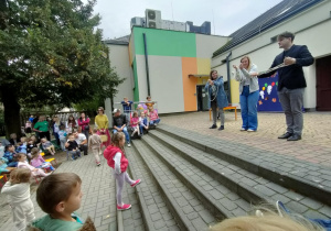 Sztuczka magika - p. Dawida z pomocą chętnych Rodziców z naszego przedszkola.