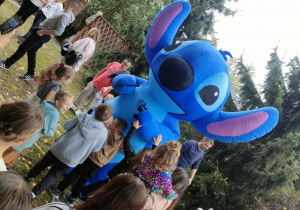 Odwiedziny ogromnego, uroczego Stich'a na pikniku rodzinnym w naszym przedszkolu.