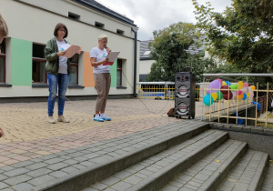 Panie prowadzące imprezę zapraszają wszystkich uczestników do udziału w przygotowanych atrakcjach plenerowych.