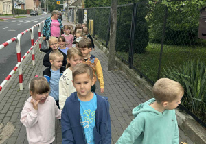 Dzieci z grupy "Motylków" w drodze do Parku Miejskiego.