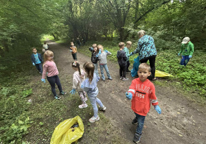 "Motylki" w rękawiczkach wspólnie sprzątają teren Parku Miejskiego.