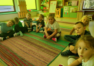 Eksperyment pod hasłem "Ciecz twarda, jak skała" - rozmowa o stanach skupienia wody.