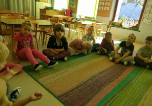 Eksperyment pod hasłem "Ciecz twarda, jak skała" - rozmowa o stanach skupienia wody.