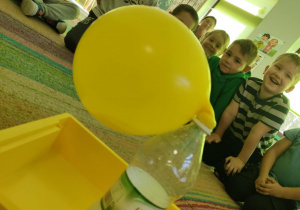 Eksperyment pod hasłem "Samopompujący się balon" - reakcja chemiczna, w wyniku której balon się powiększa.