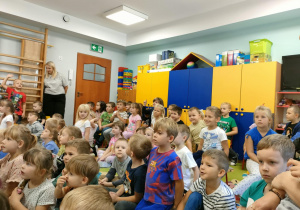 Dzieci słuchają gry na flecie.
