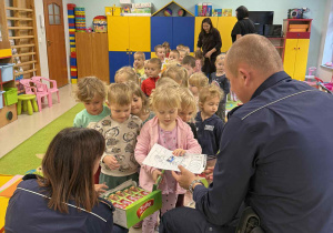Dzieci otrzymują upominki od policjantów po skończonych zajęciach.